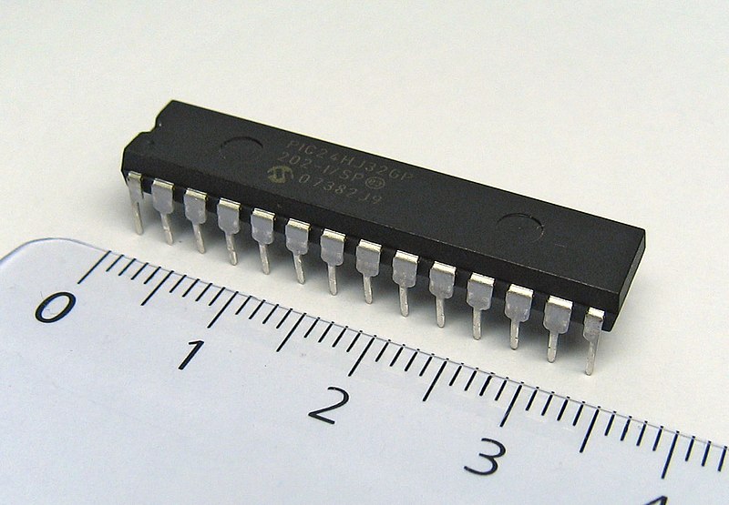 File:Microchip PIC24HJ32GP202.jpg