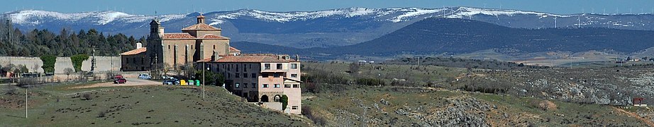 Ermita de Nuestra Señora del Mirón junto a una sección de la muralla.