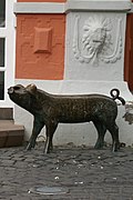 Junto al antiguo ayuntamiento se halla esta escultura que representa al cerdo de la Säubrennensage o leyenda de la quema del cerdo.