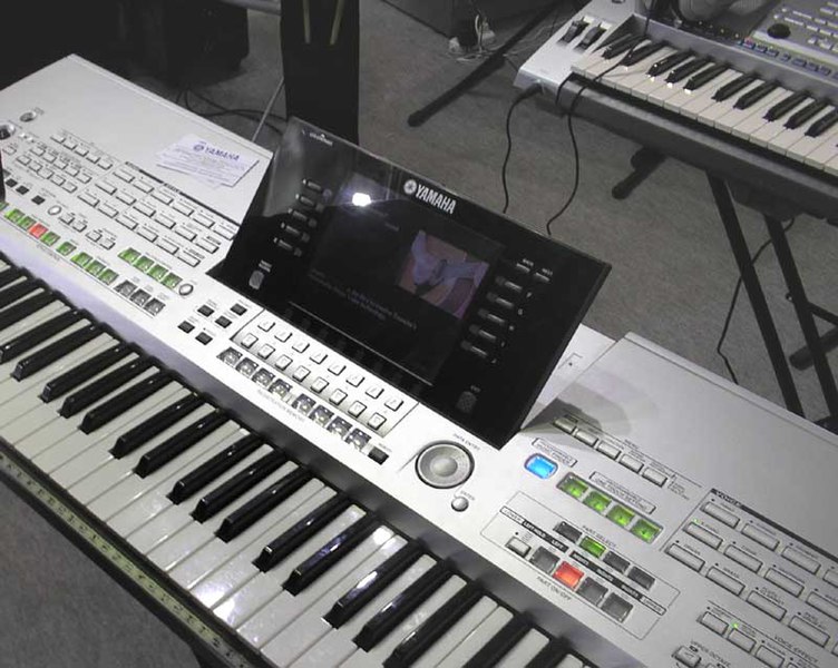 File:Yamaha Tyros.jpg