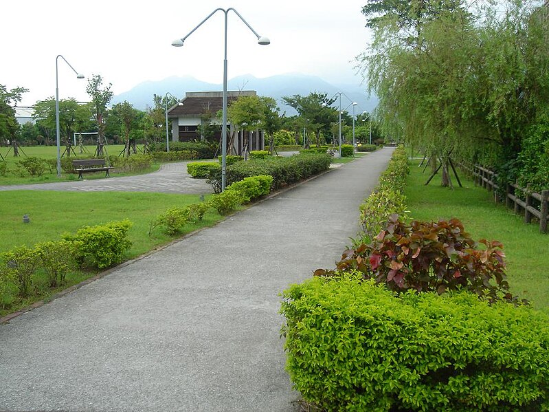 File:集賢環保公園園路盡頭可見陽明山20100813.JPG