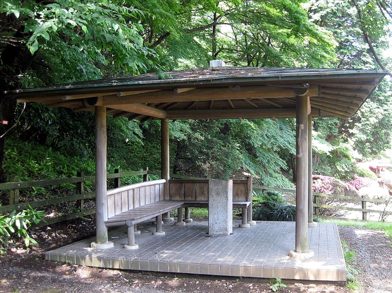 File:Bench in Shinjuku Gyoen.JPG