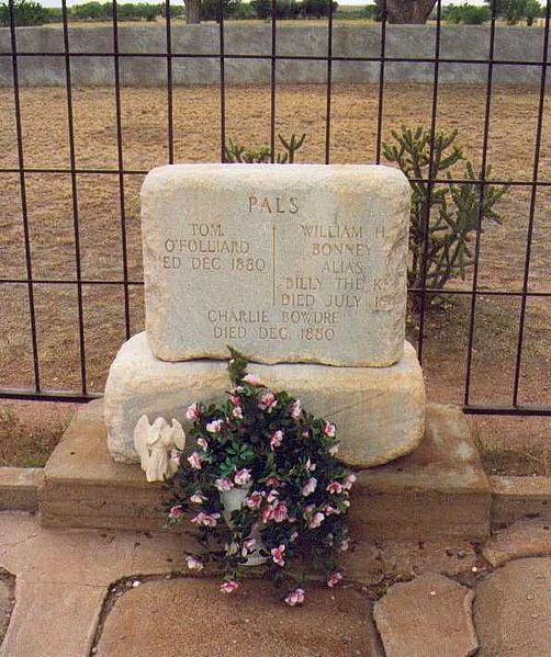 File:Billy the Kids-grave texas.jpg