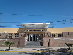 Fachada del Hospital Luis Agote (denominado así en homenaje al eminente galeno argentino). Este nosocomio es el más importante de los Llanos Riojanos.