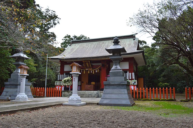 File:Ikisu-jinja haiden.JPG