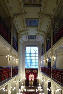 Interior de la sinagoga de la Rue Pavée, con sus discretos detalles modernistas.