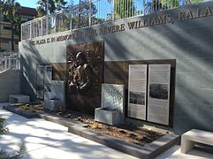 Monumento a Paul Revere Williams dedicado en octubre de 2015 al norte del edificio.