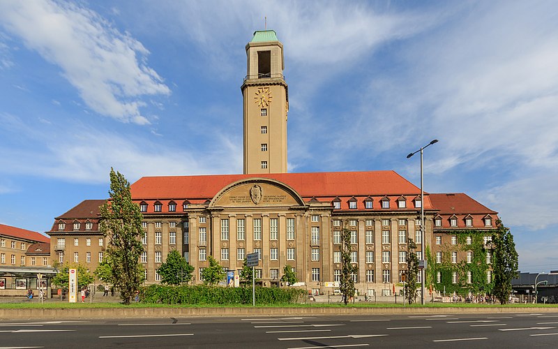 Файл:Rathaus B-Spandau 07-2017.jpg