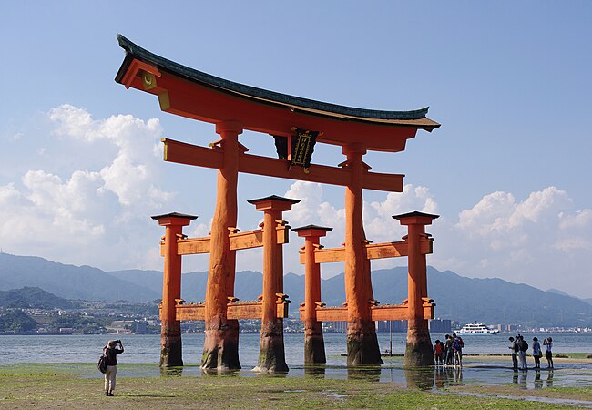 圖為退潮時的嚴島神社海上大鳥居。