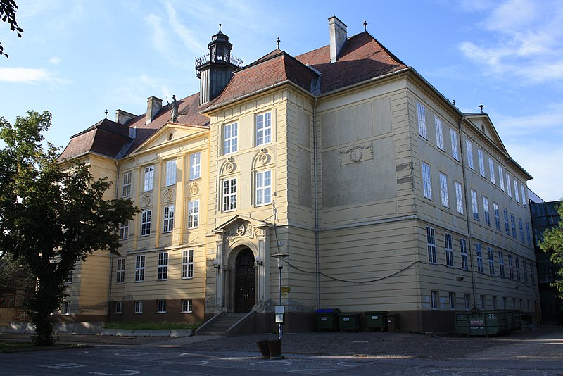 File:Bundesgymnasium in Stockerau 1.jpg