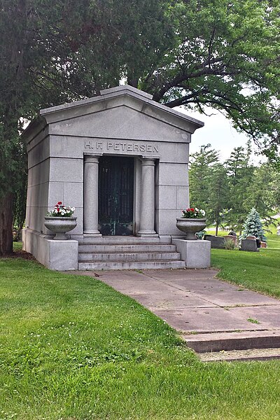 File:HF Petersen mausoleum.jpg