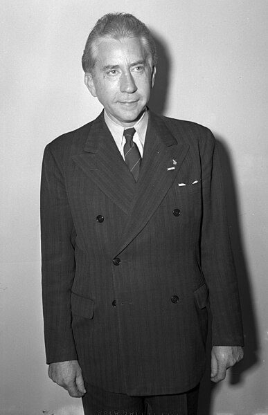 File:JP Getty,1944.jpg