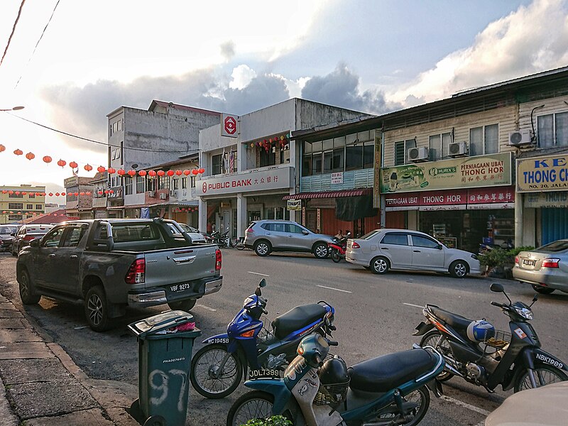 File:Kemayan, Jalan Besar.jpg