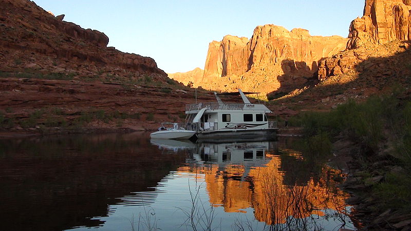 File:Lake Powell Houseboat.jpg