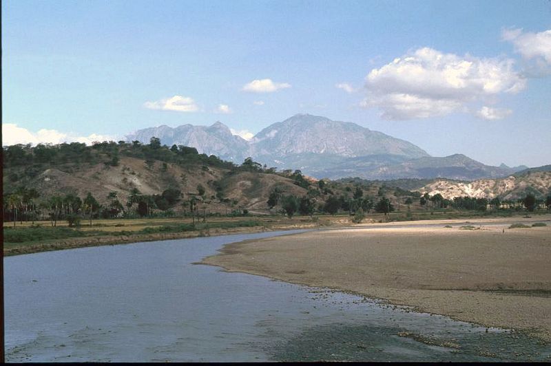 Archivo:Landschaft bei Baucau.jpg