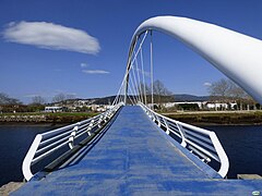 Puente peatonal atirantado de aceso a la isla