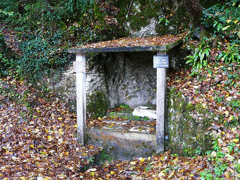 Файл:Saint-Julien-de-Bourdeilles 4 Fonts.JPG