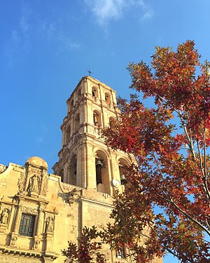 Otoño en Sombrerete afuera de la Parroquia de San Juan Bautista