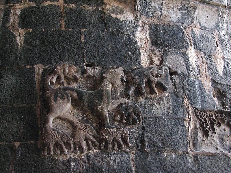 File:Janjira-fort-gate-tiger-elephant.jpg