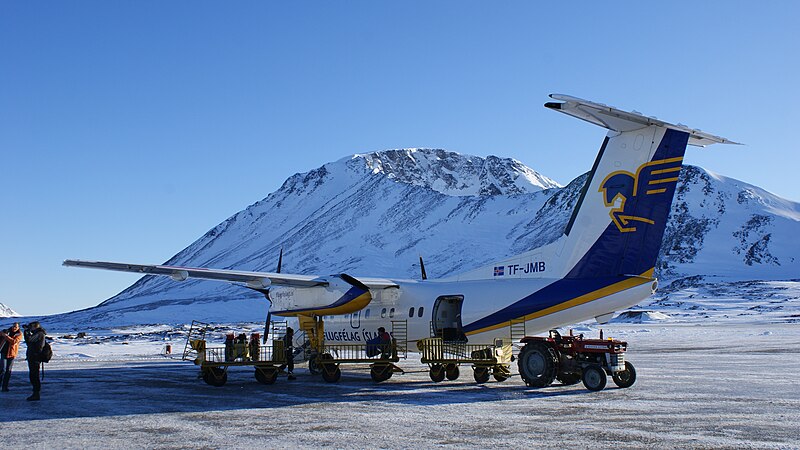 File:Kulusuk-airport-flugfelag-islands-dash8.jpg