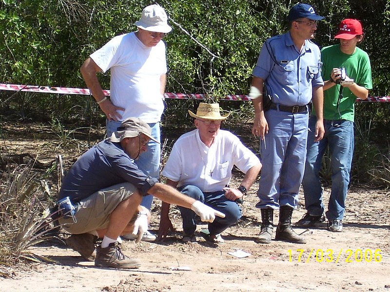 Archivo:Localización de tumbas-Rincón Bomba.jpg