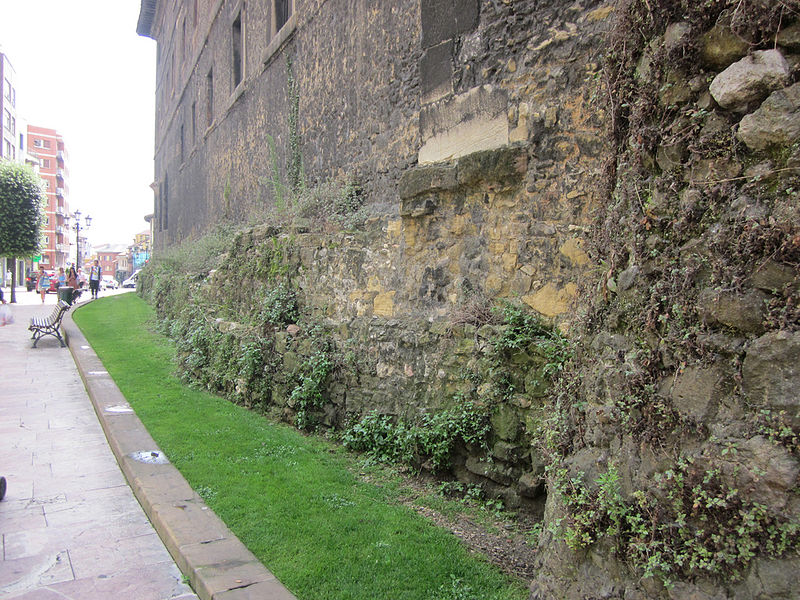 Archivo:Muralla de Oviedo 3.jpg