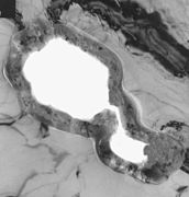 Ultra-thin-cross-section of an etched pore in a low-voltage anode foil, 100,000-fold magnification, light grey: aluminum, dark grey: amorphous aluminum oxide, light: pore, in which the electrolyte is active