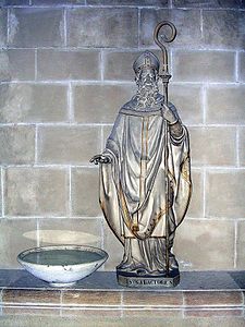 Estatua de San Galactorio en la antigua catedral de Lescar