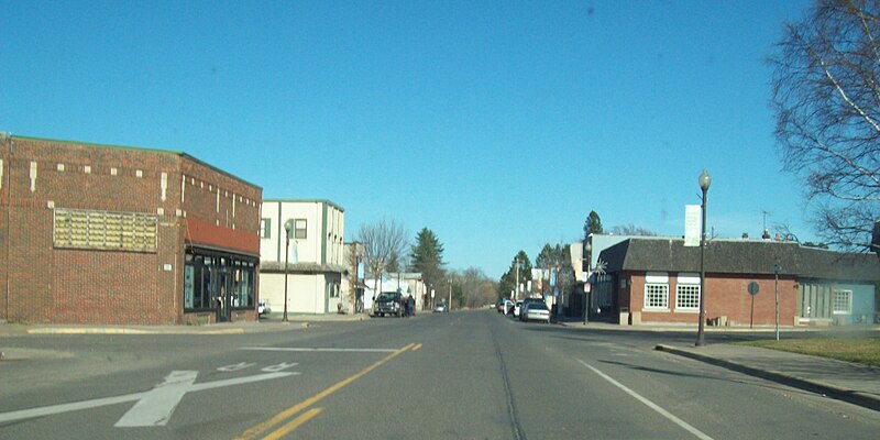 Файл:Main Street-Floodwood-20120406.jpg