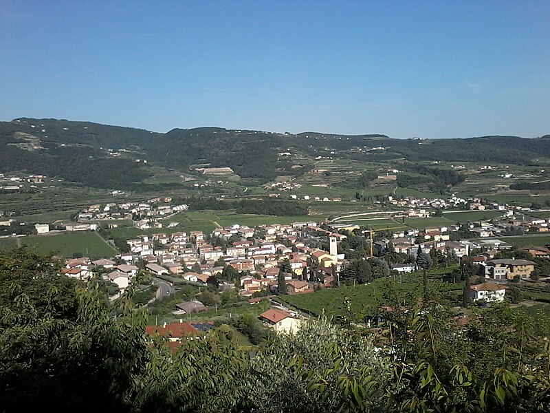 File:Panorama di Negrar.jpg