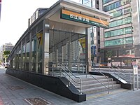 台北捷運橘線松江南京站7號出口旁為臺北市公共自行車租賃系統 捷運松江南京站(7號出口)