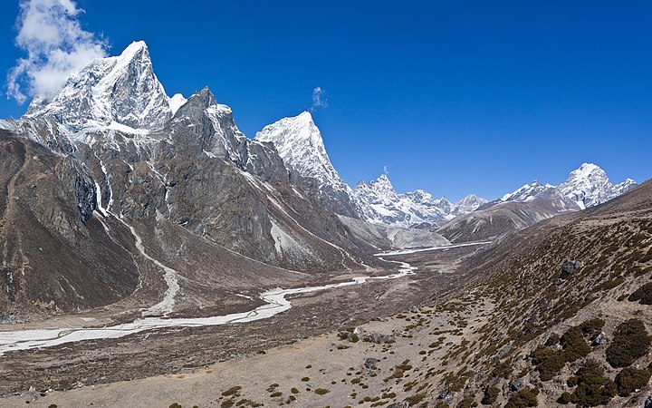 圖為尼泊爾東部費里奇村上昆布河谷的全景。圖左為塔波崎峰（6542米）和喬拉傑峰（6440米）。