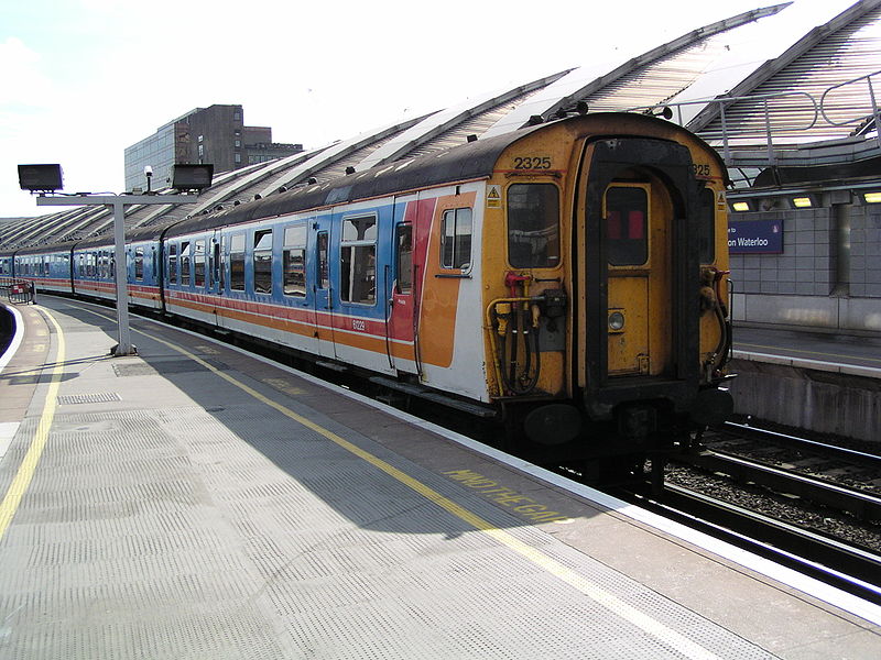 File:2325 departing London Waterloo.jpg