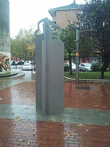 Arrazoiaren Indarra (La Fuerza de la razón), 2013, de Iñigo Arregui, frente a la Iglesia de San Francisco