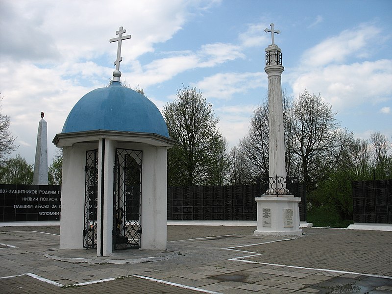 Файл:Monuments in Dorogobuj.JPG