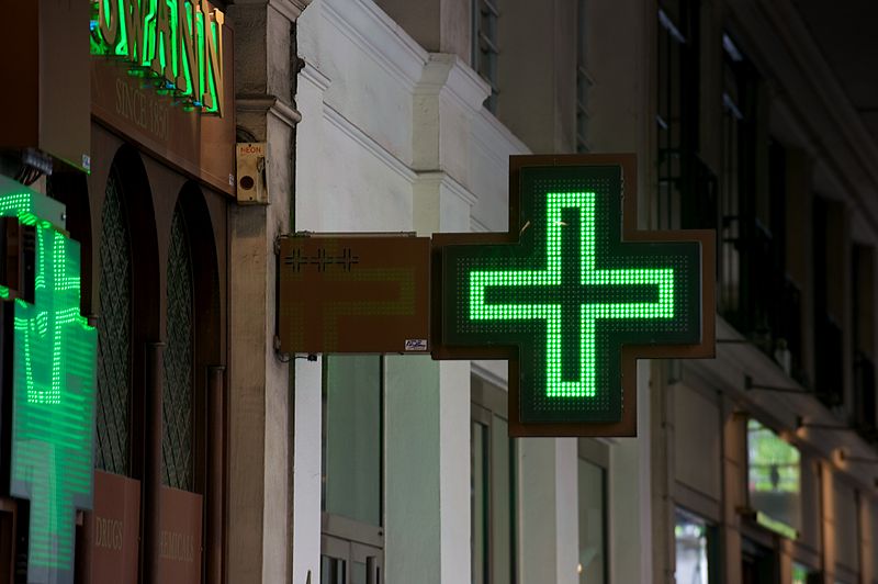 File:Pharmacie, Paris 2010.jpg