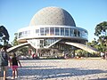 Observese el planetario, un sitio turístico para la ciudad capital.