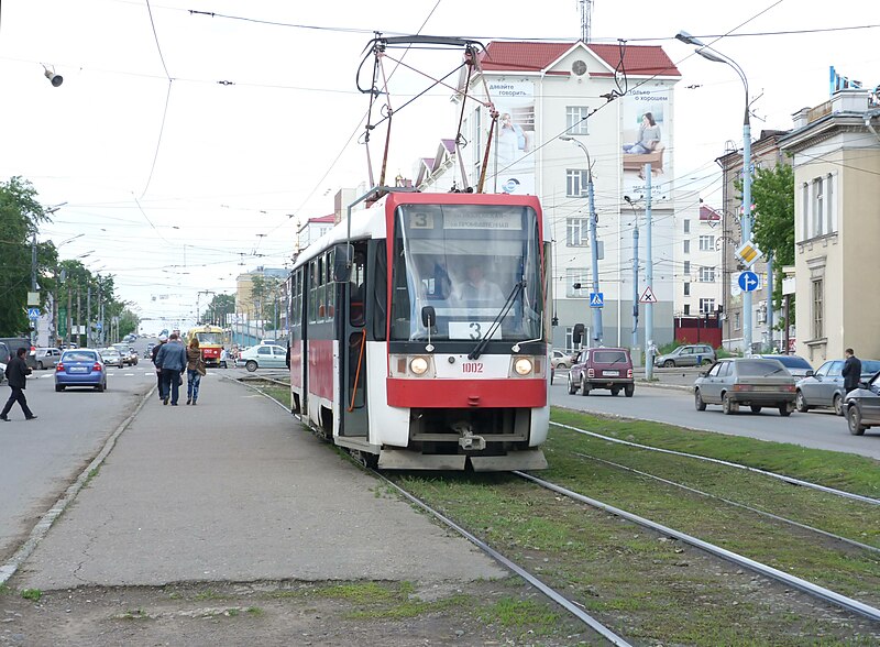 Файл:Tram 1002 (Izhevsk).jpg