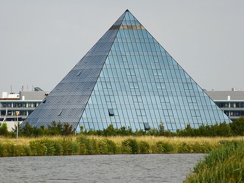 File:Hotel Pyramide Fuerth.jpg