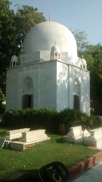 File:Mausoleum Syedna Jalal Shamsuddin.jpeg