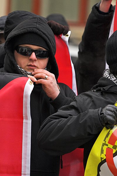 Archivo:Far-right extremist, Prague, 200901.jpg