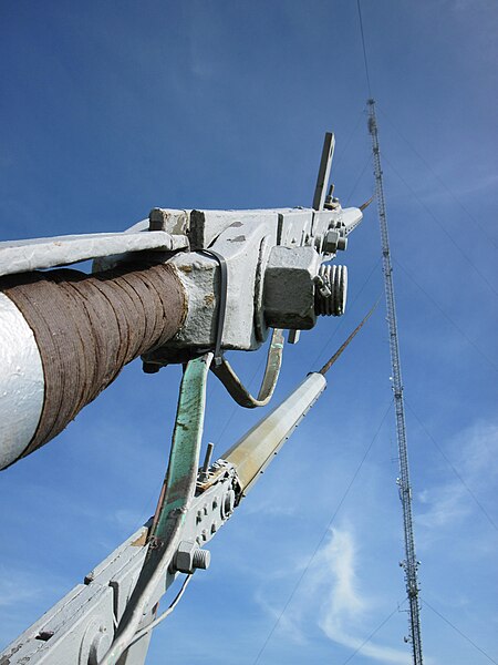 File:Guyed mast cable.JPG