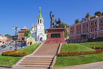 Церковь и памятник Минину и Пожарскому на фоне Ивановской башни и ночлежного дома