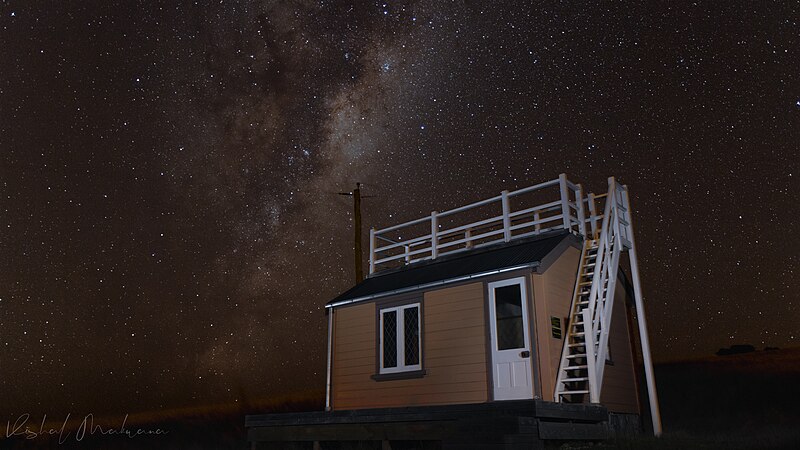 File:Scott's Cabin, Godley Heads.jpg