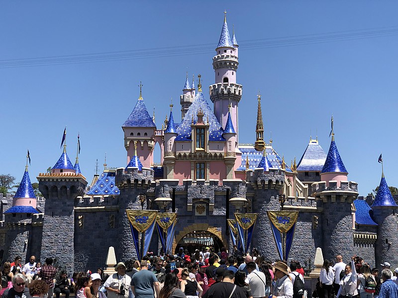 Archivo:Sleeping Beauty Castle 2019.jpg