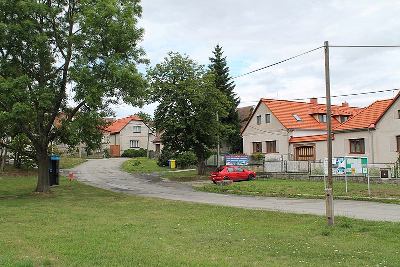 File:Vystrčenovice, náves (2017-07-26; 02).jpg