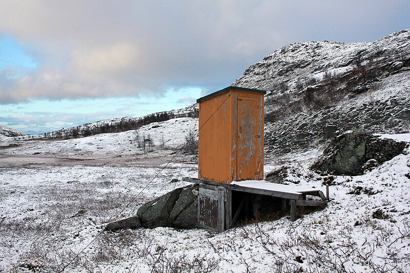 File:Outhouse in narvik.jpg