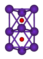兩個共面的正八面體的球棍模型。這一結構的9個頂點上的紫色球代表銣，兩個八面體中心的小紅球代表氧。