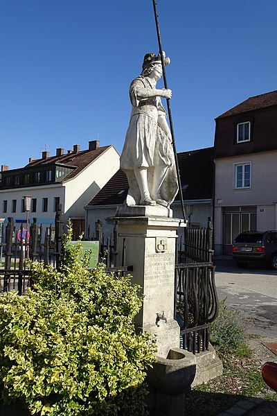 File:Ernstbrunn Landsknechtbrunnen.jpg