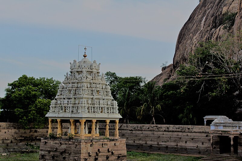 File:Kazhugachalamurthi temple (8).jpg